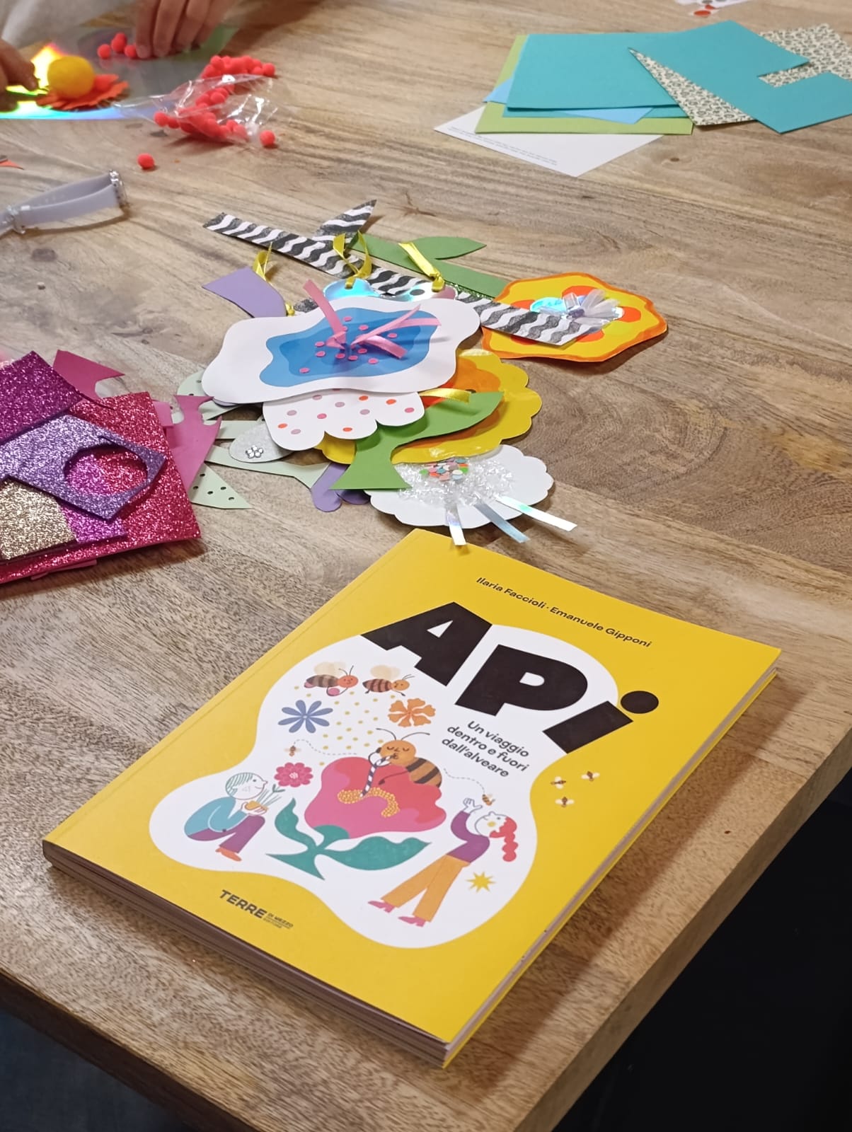 Api. Un viaggio dentro e fuori dall’alveare