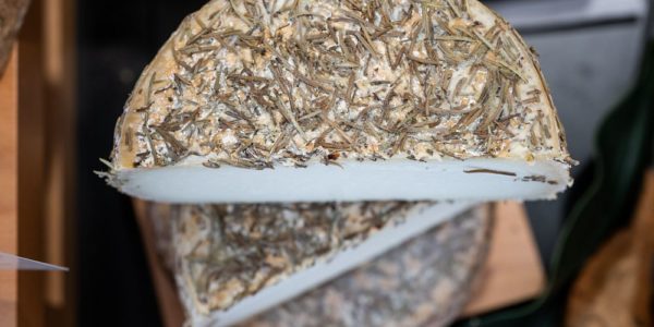 Piccola guida ai formaggi a latte crudo Piccola guida ai formaggi a latte crudo
